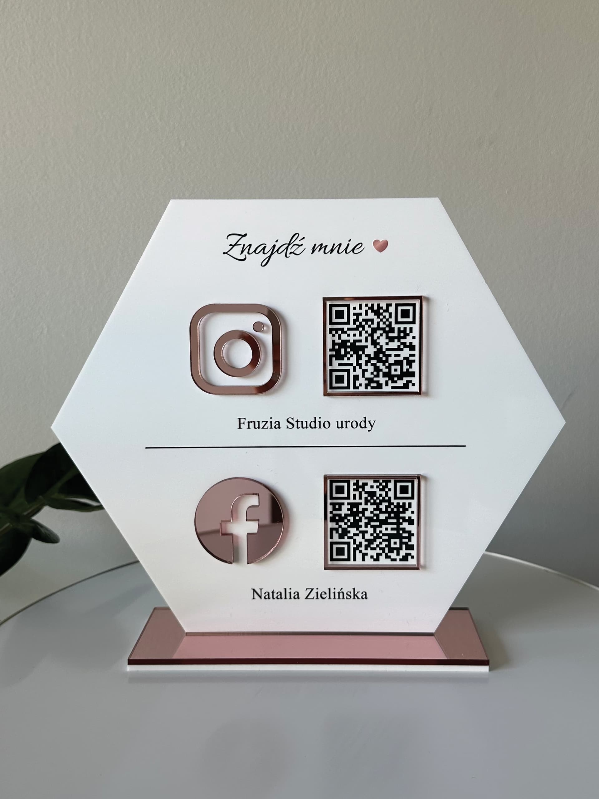 Heksagon z kodami QR