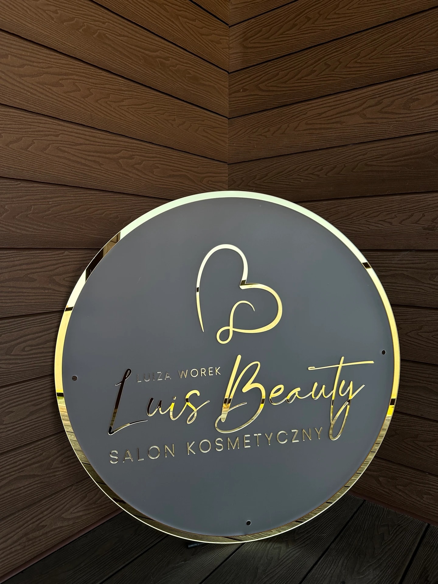 Realizacja tablicy z logo — Lumine Concept