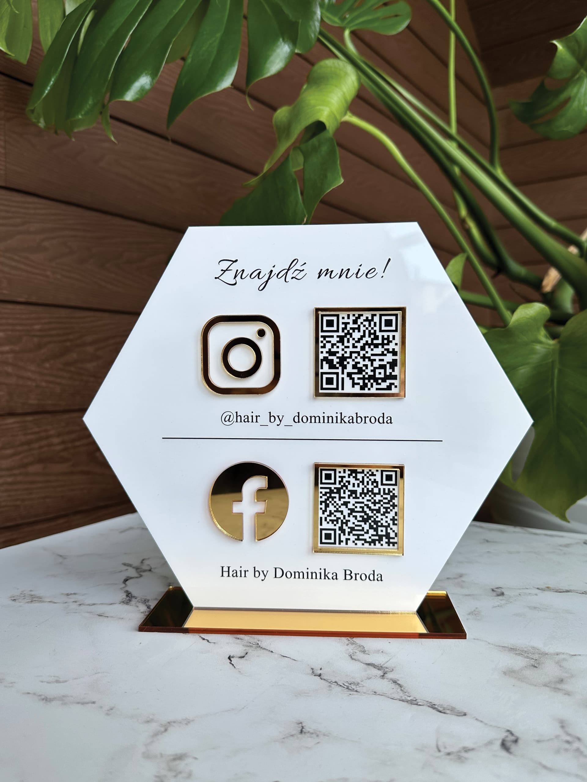 Heksagon z kodami QR