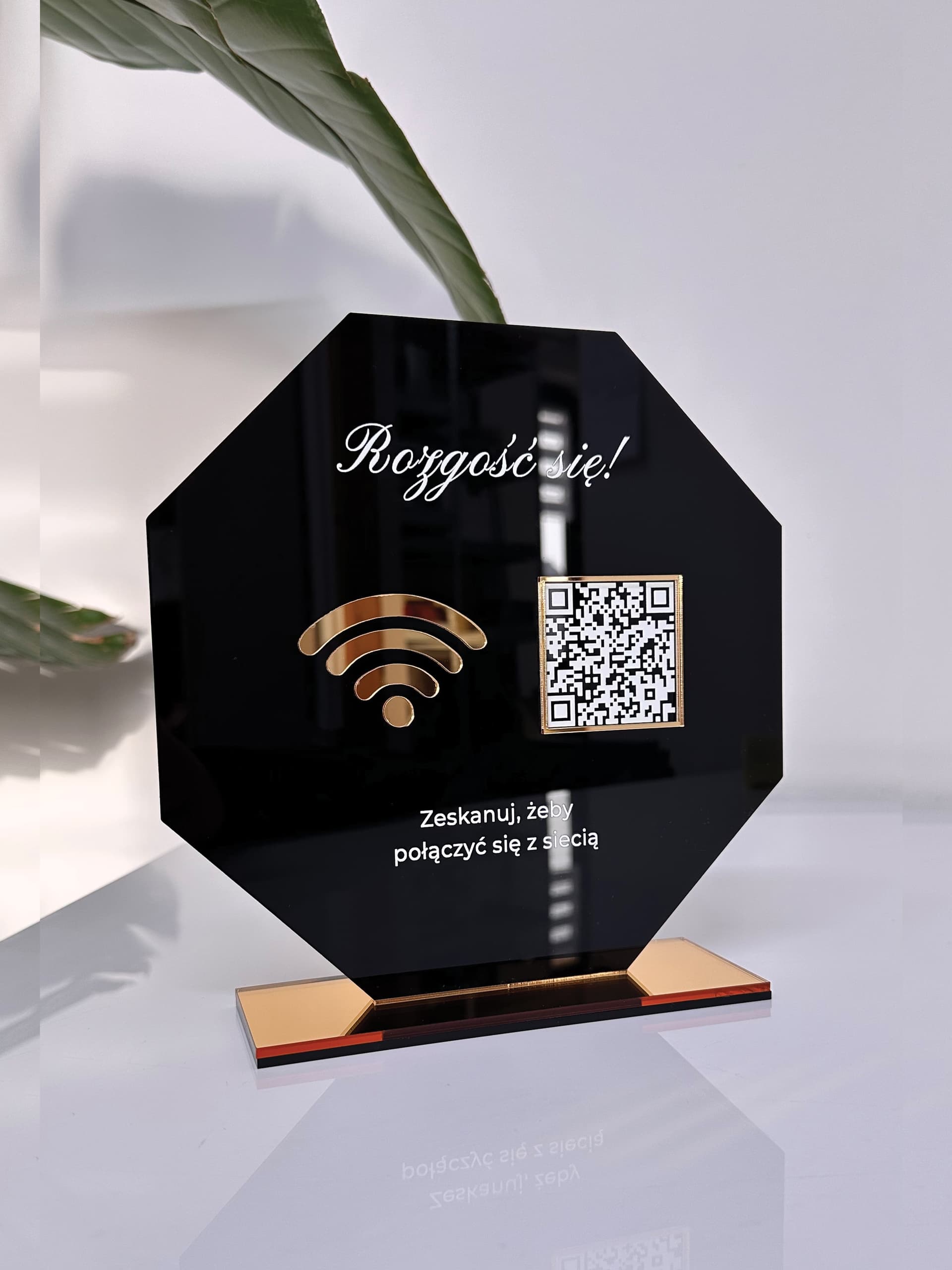 Oktagon z kodem QR WI-FI