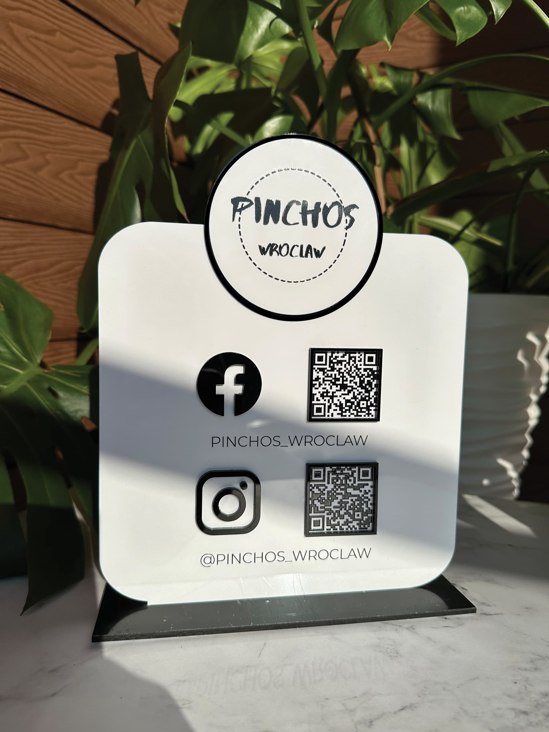 Tabliczka z kodami QR