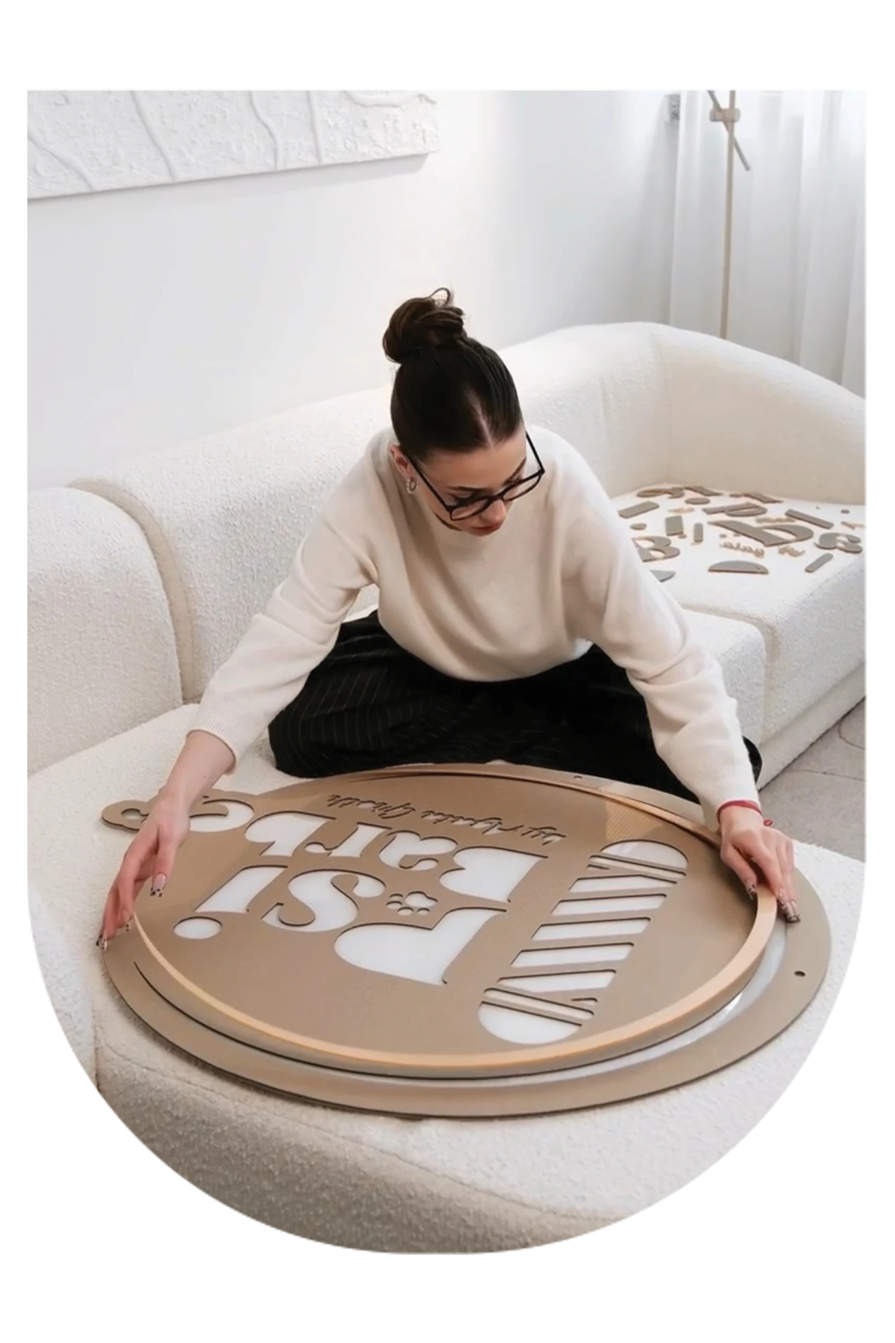 Praca nad tablicą z logo w pracowni Lumine Concept